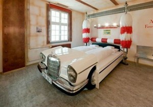 eski araba ile yapılmış dekoratif yatak