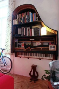 eski piano ile yapılmış dekoratif kitaplık