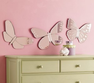 Lila rengin üzerinde kelebek modelli duvar sticker