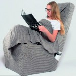 soğuk günlerde kitap okumak için kış sandalyesi