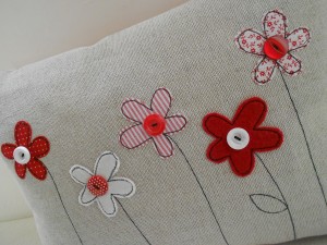 kolay çiçek yapımı yastık kılıfı