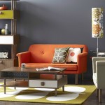 koyu gri duvar turuncu koltuk küçük salon dekorasyon