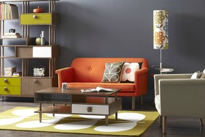 koyu gri duvar turuncu koltuk küçük salon dekorasyon